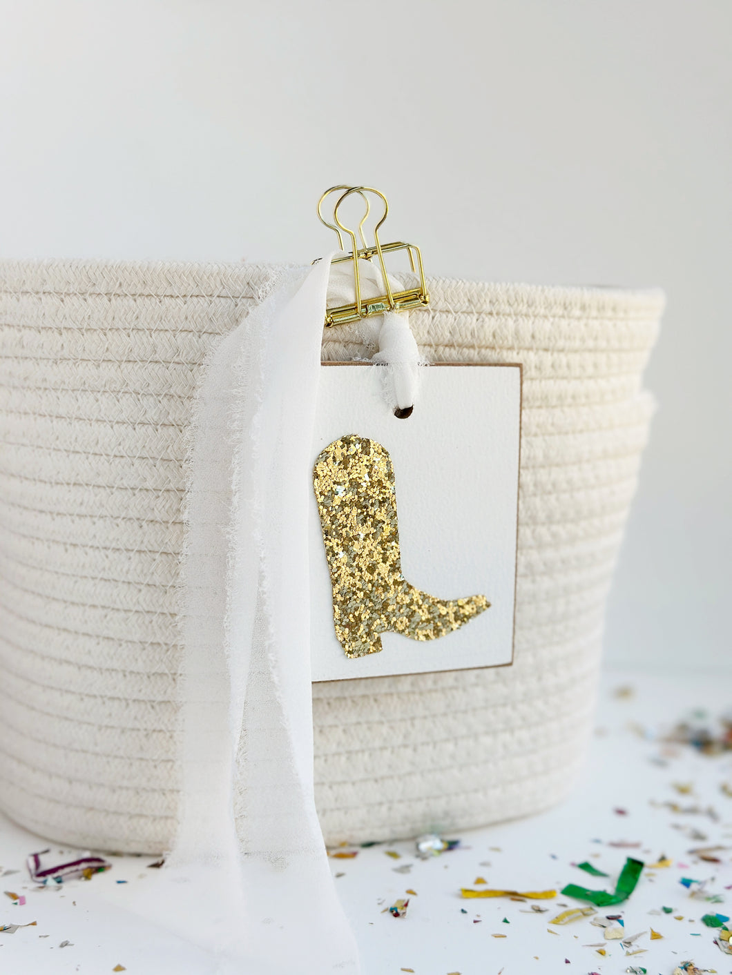 Boot tag, white and gold