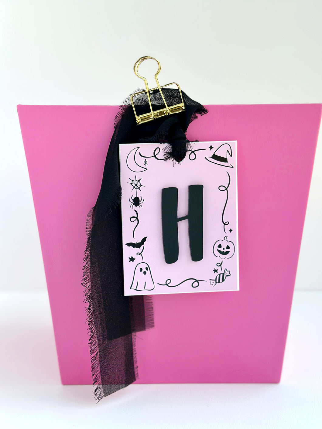SpOoKtaCuLaR framed initial tag, light pink